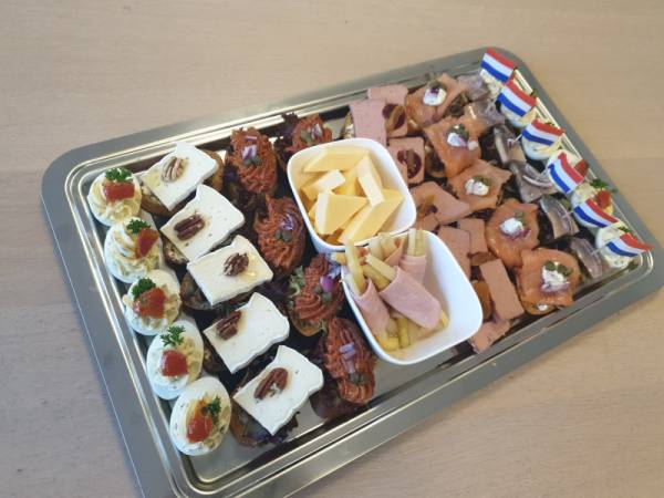 Eenvoudig assortiment koude hapjes