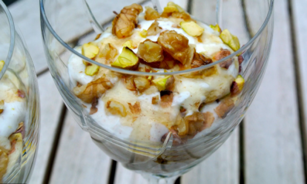 Dessertglas met Griekse hangop met honing en limoenjus (V)
