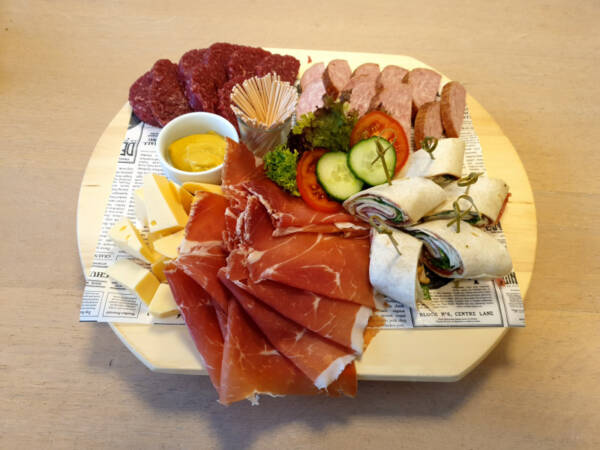Tafelgarnituur borrelplank met koude hapjes