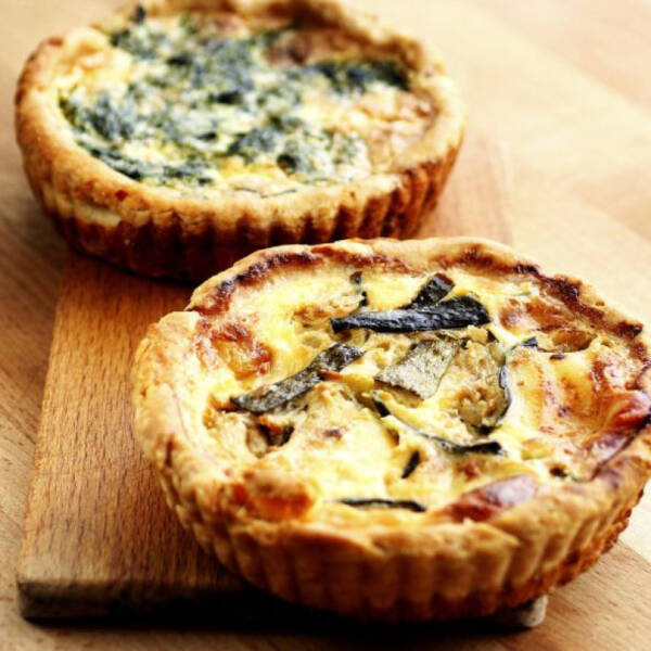 Mini quiche met gepocheerde peer en brie