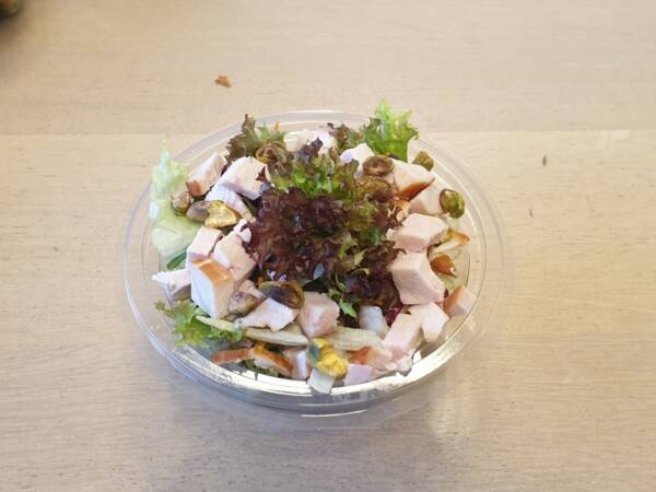 Lunch 4c: Belegde zachte broodjes met een salade met kip