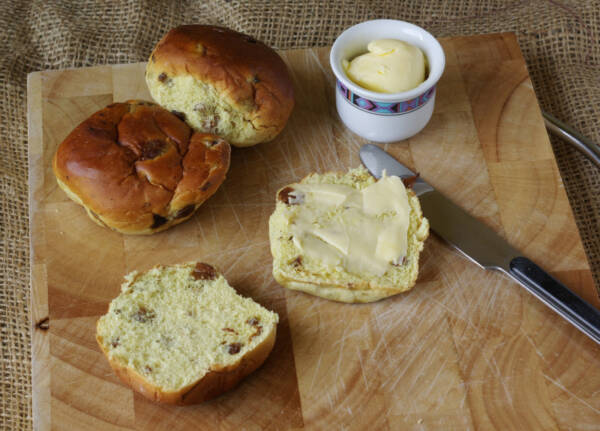 Lunch 2: Belegde zachte broodjes met een krentenbol met boter